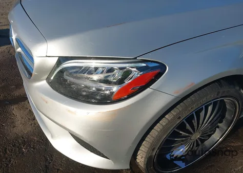 2019 Mercedes-Benz C 300 4Matic z USA, uszkodzony, nr VIN 55SWF8EB9KU300317